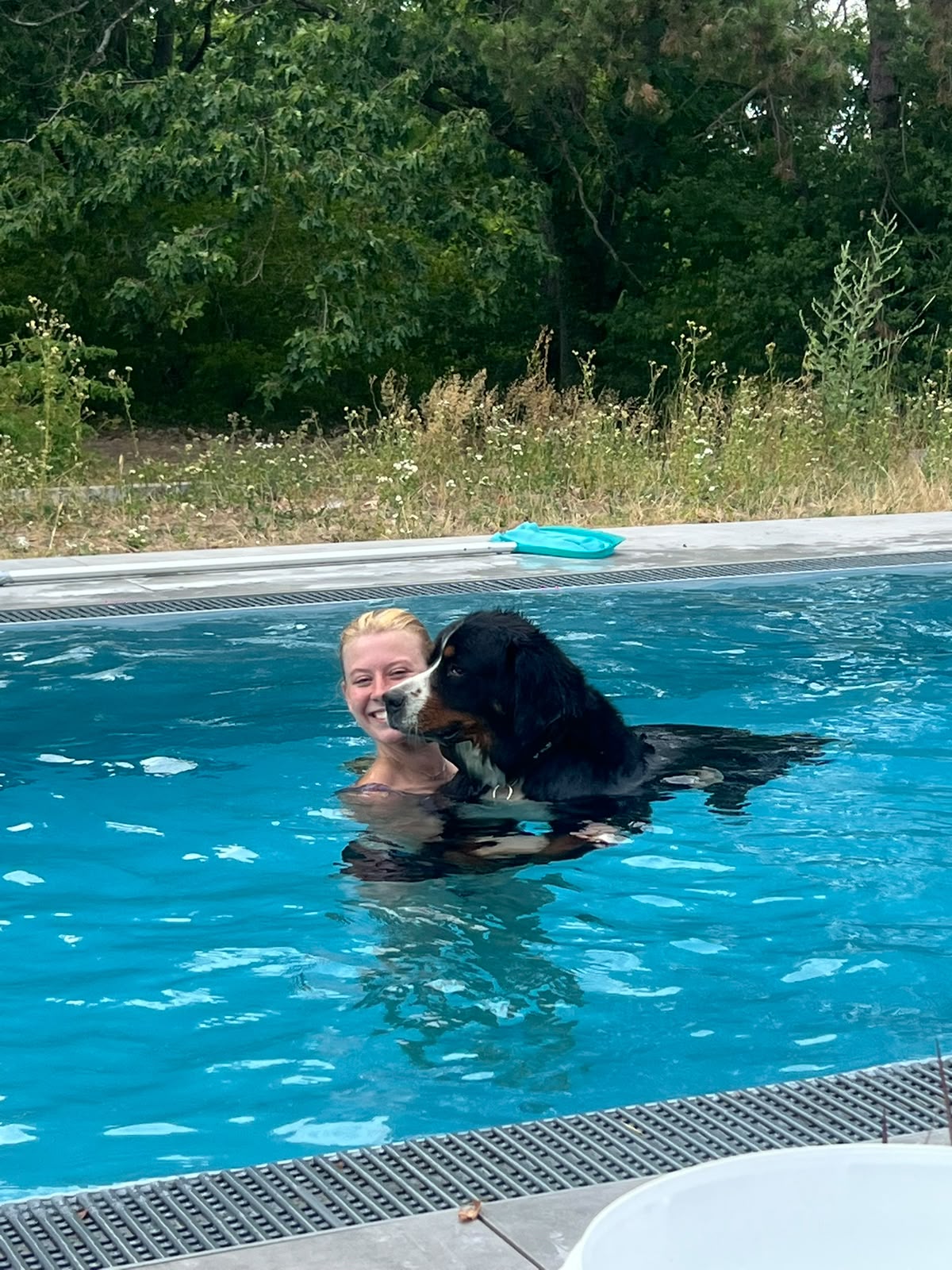 Nadine Reinhard beim Schwimmen mit ihrem Hund